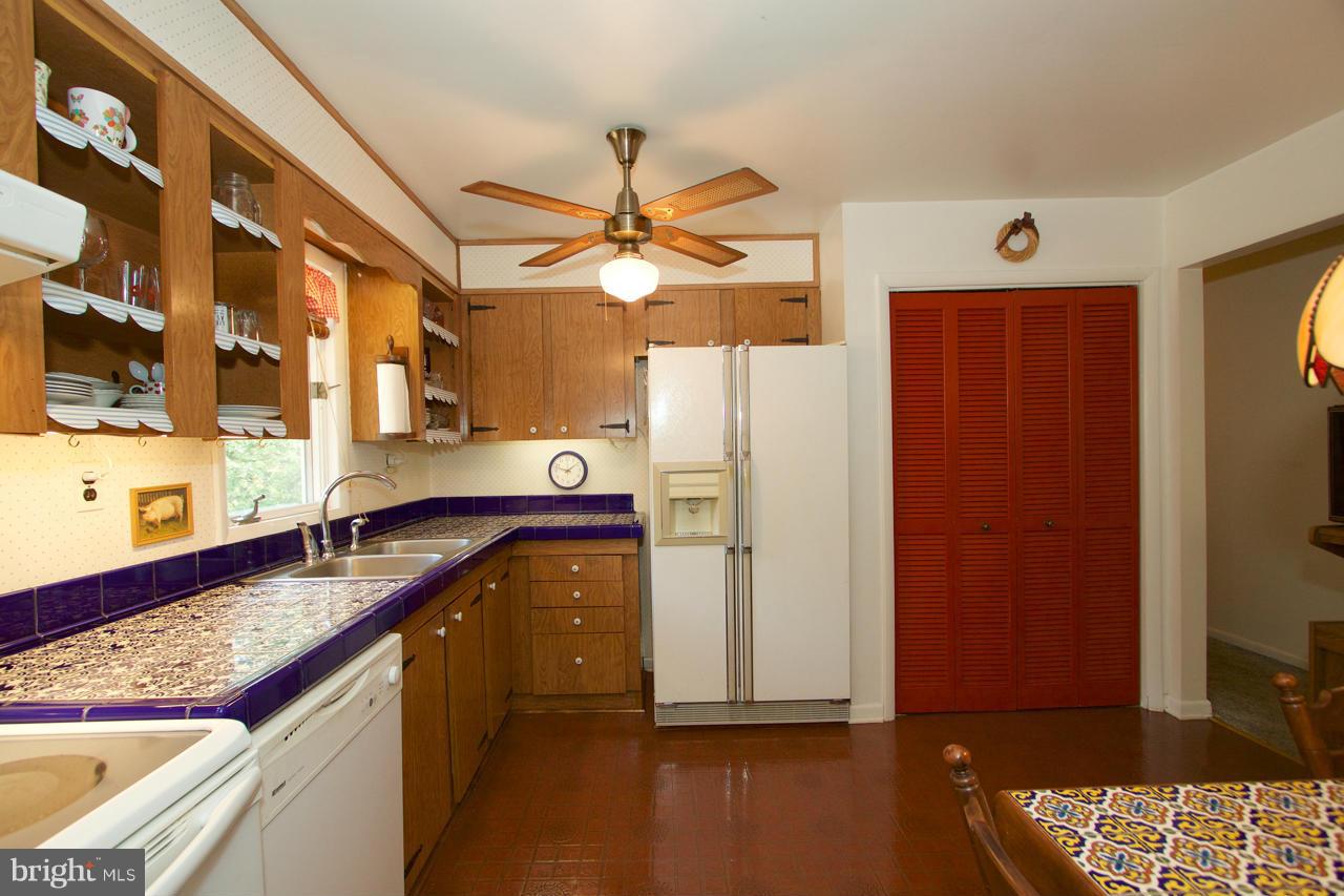 8025 Yellowstone Road Kingsville, MD 21087 - Photo 11 of 29 Kitchen