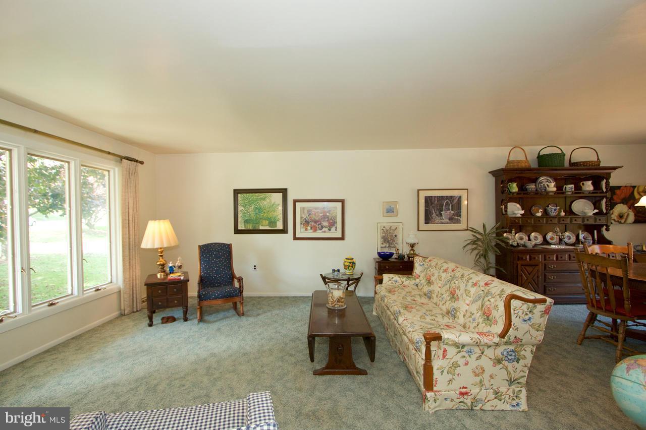 8025 Yellowstone Road Kingsville, MD 21087 - Photo 3 of 29 Living Room