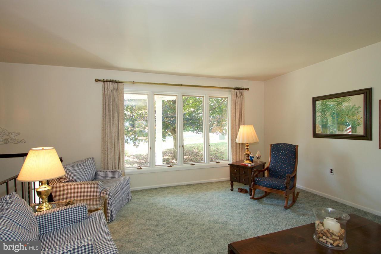 8025 Yellowstone Road Kingsville, MD 21087 - Photo 4 of 29 Living Room