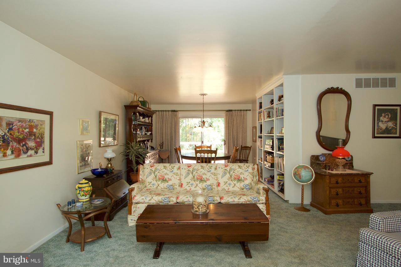 8025 Yellowstone Road Kingsville, MD 21087 - Photo 5 of 29 Living Room