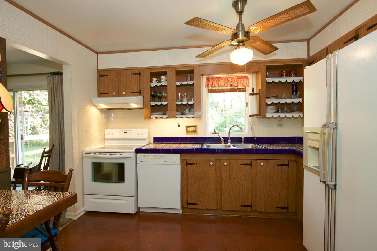 8025 Yellowstone Road Kingsville, MD 21087 - Photo 10 of 29 Kitchen