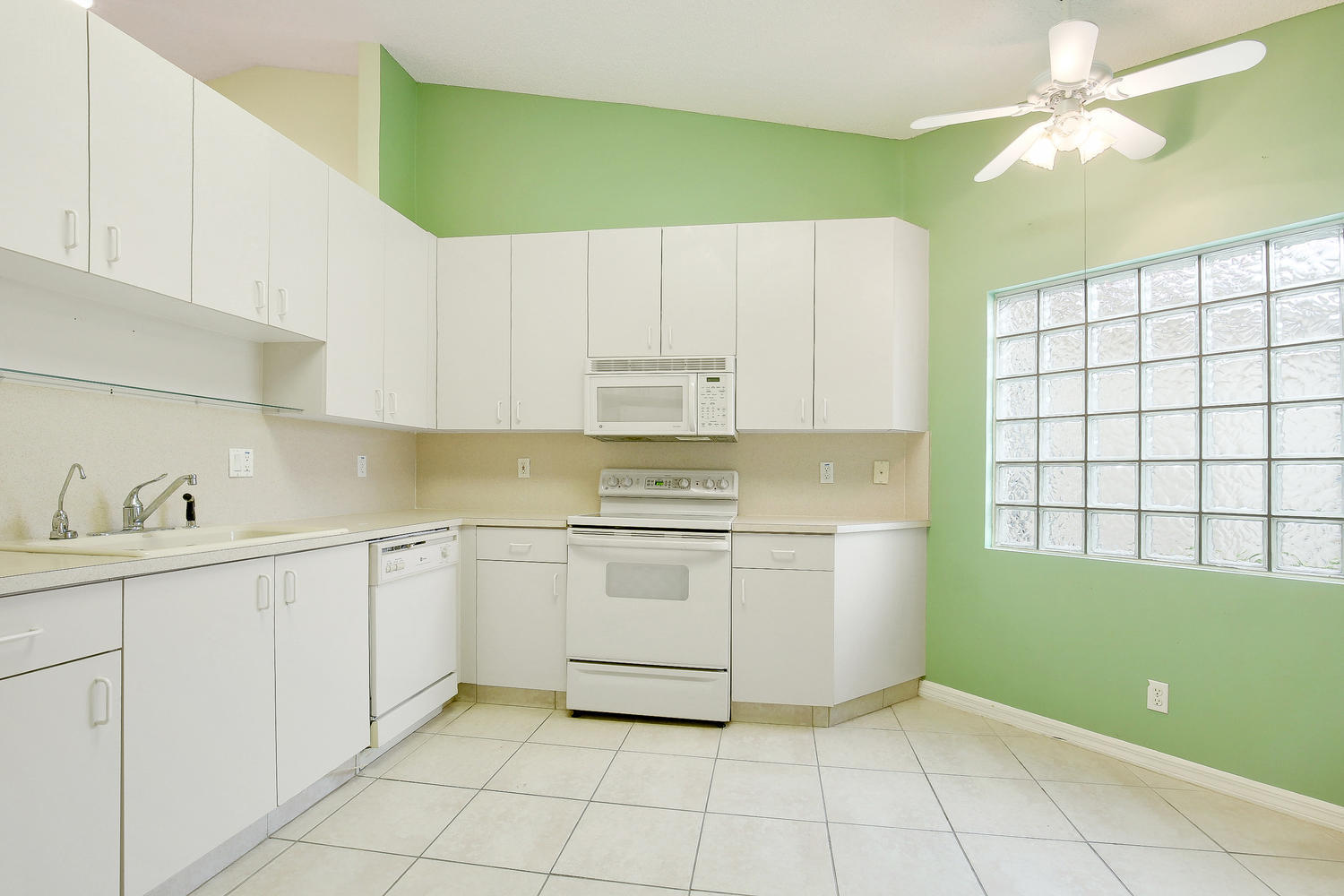 6072 Petunia Road Delray Beach, FL 33484 - Photo 8 of 18 Kitchen