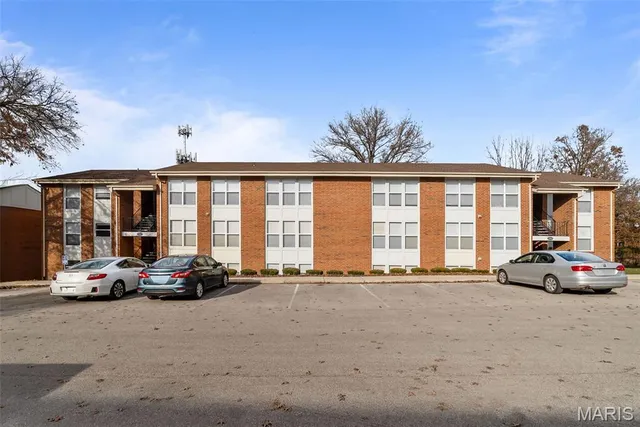 $179,900 | 1943 Greenpoint Drive, Unit 302, St. Louis, MO 63122