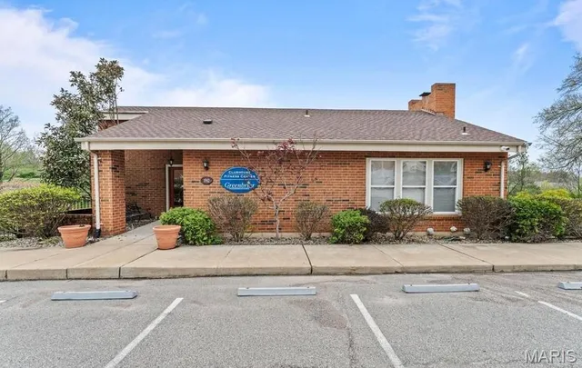 $179,900 | 1943 Greenpoint Drive, Unit 302, St. Louis, MO 63122
