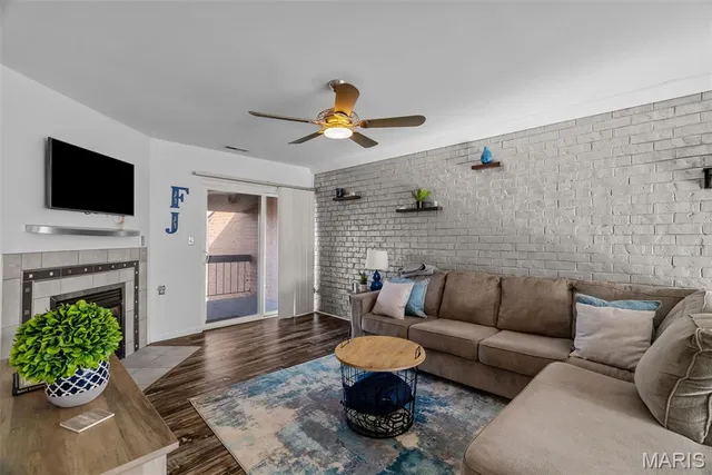 $179,900 | 1943 Greenpoint Drive, Unit 302, St. Louis, MO 63122