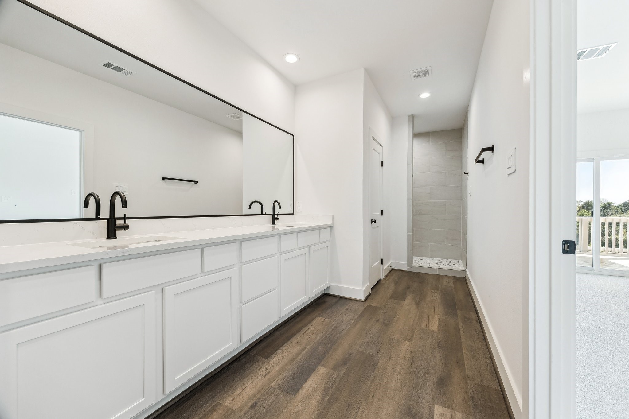 3845 Water Street Dickinson, TX 77539 - Photo 16 of 38 Your primary bathroom oasis features dual sinks, plenty of countertop space and quartz counter tops.
