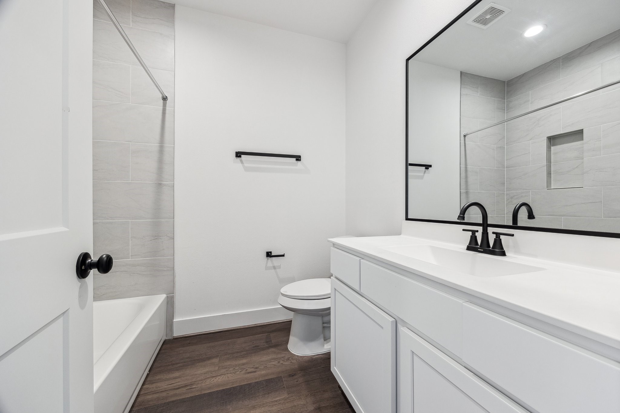 3845 Water Street Dickinson, TX 77539 - Photo 21 of 38 Bathroom 3.