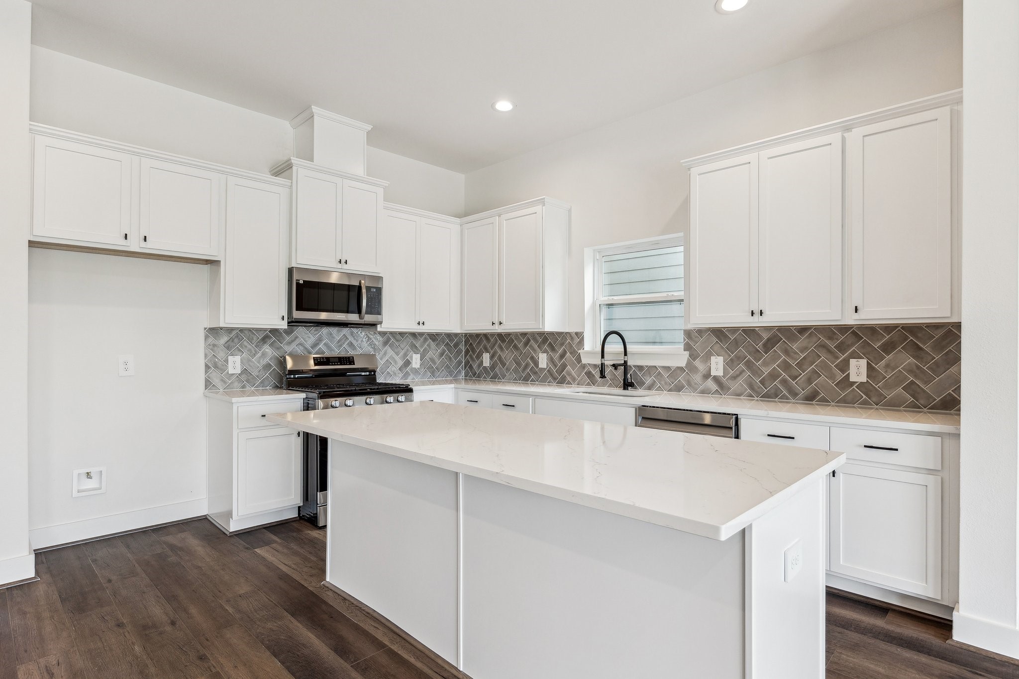 3845 Water Street Dickinson, TX 77539 - Photo 5 of 38 Quartz countertops and a large island space perfect for entertaining!
