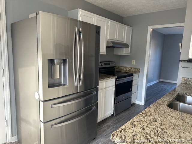516 Jennings Farm Road Fayetteville, NC 28314 - Photo 6 of 17 a kitchen with a refrigerator stove and sink