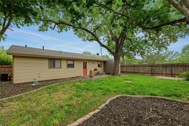 $1,950 | 801 East 3rd Street, Georgetown, TX 78626