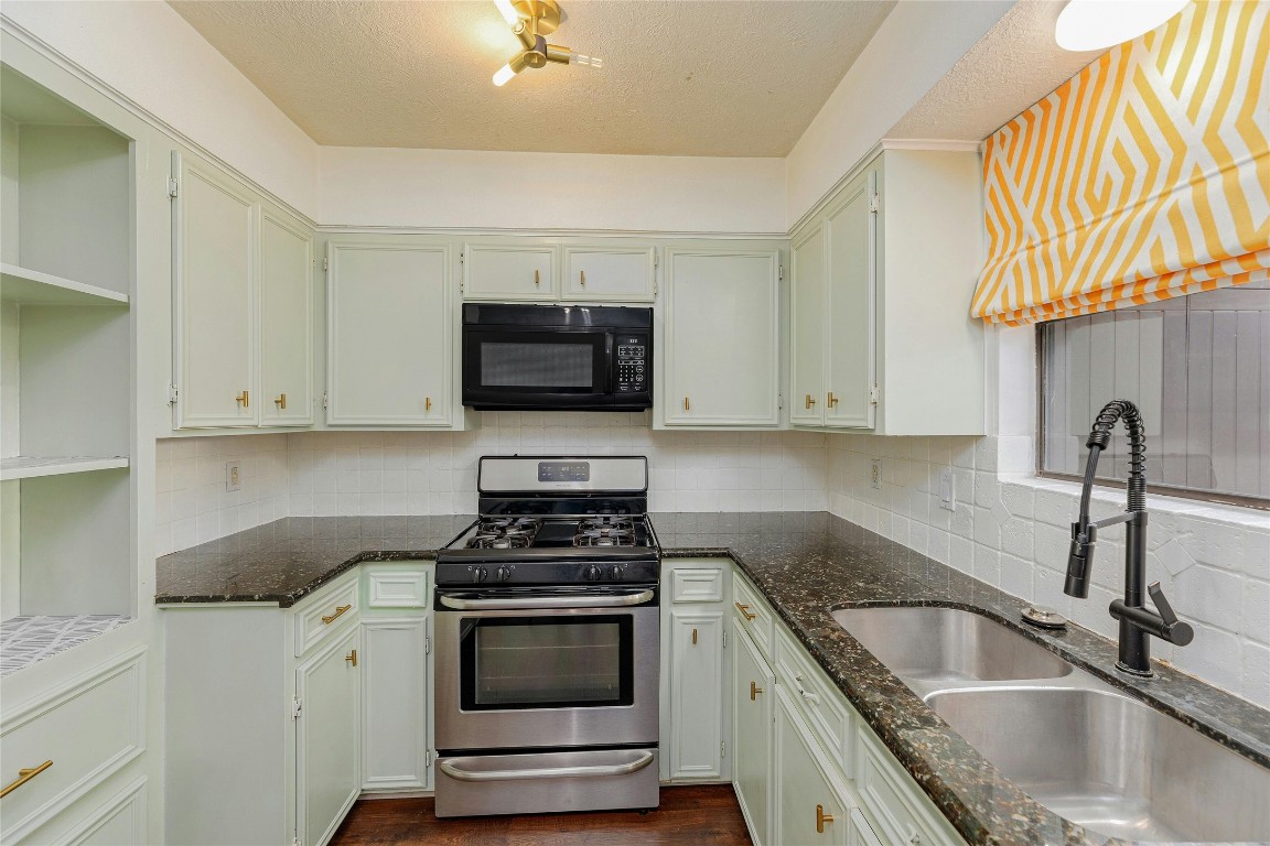 801 East 3rd Street Georgetown, TX 78626 - Photo 10 of 26 Kitchen