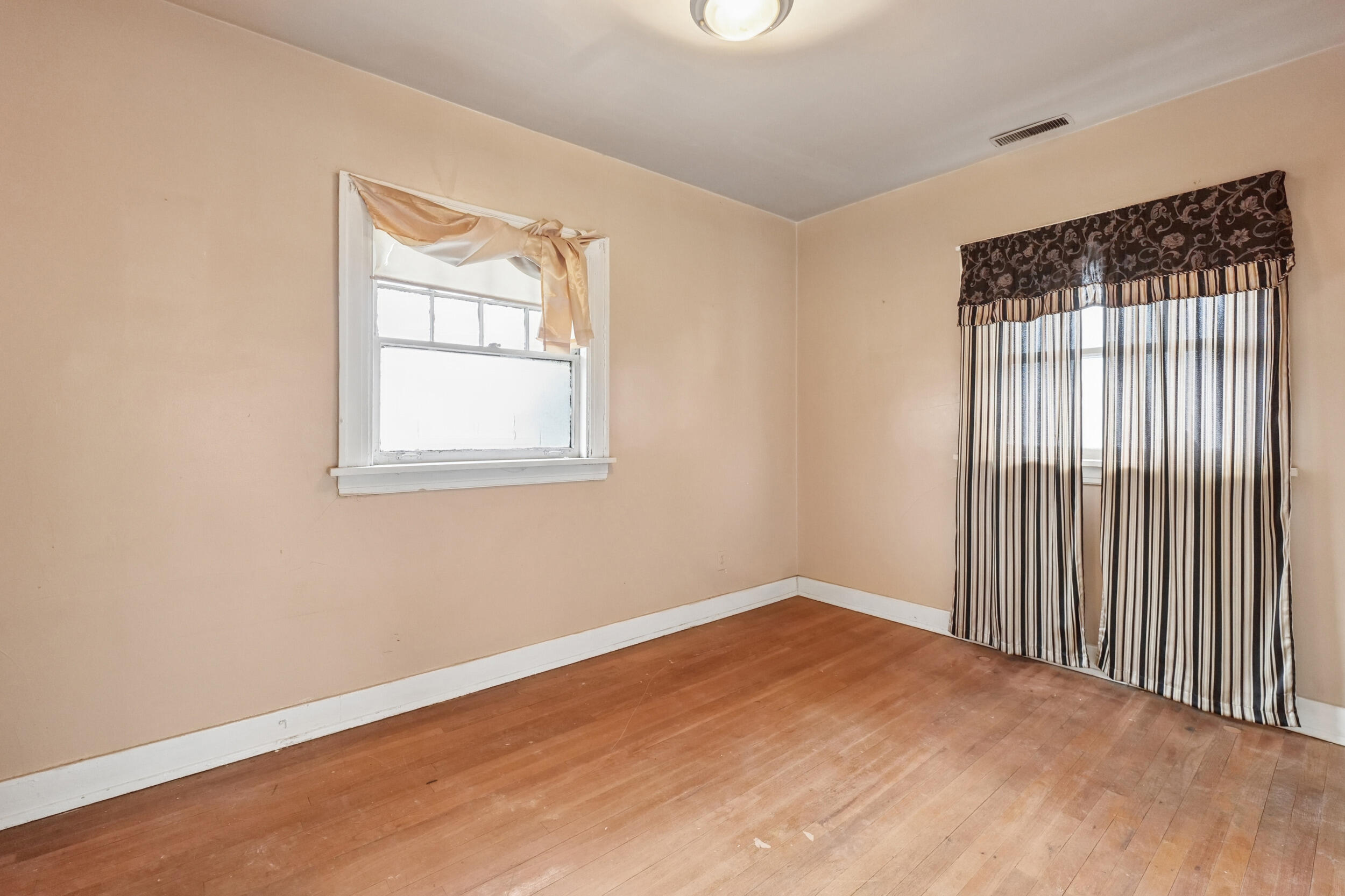 568 Johnson Street Gary, IN 46402 - Photo 14 of 24 2500x1666