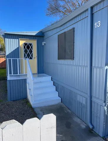a view of an entryway with wooden fence