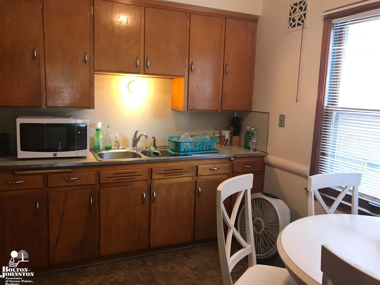 2021 Vernier Road, Unit 2025 Grosse Pointe Woods, MI 48236 - Photo 4 of 10