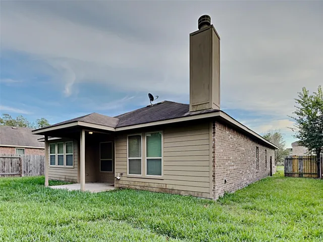 a view of front of a house with a yard