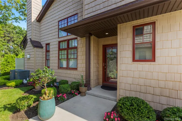 $940,000 | 89 Jims Trail, Bayport, NY 11705