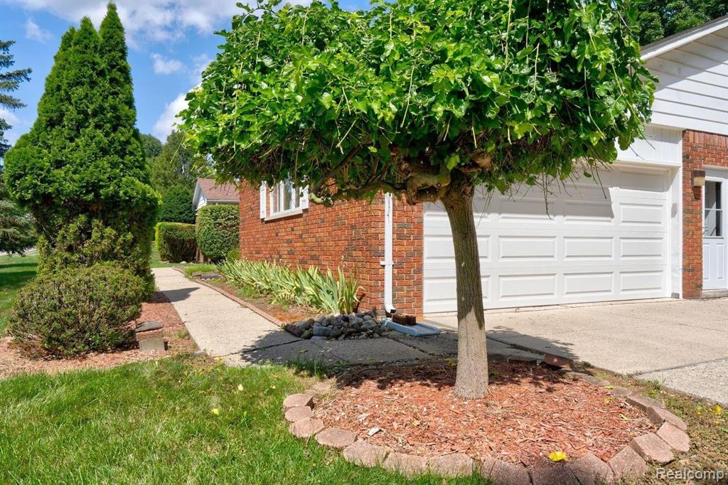 2240 Munster Road Rochester Hills, MI 48309 - Photo 2 of 25