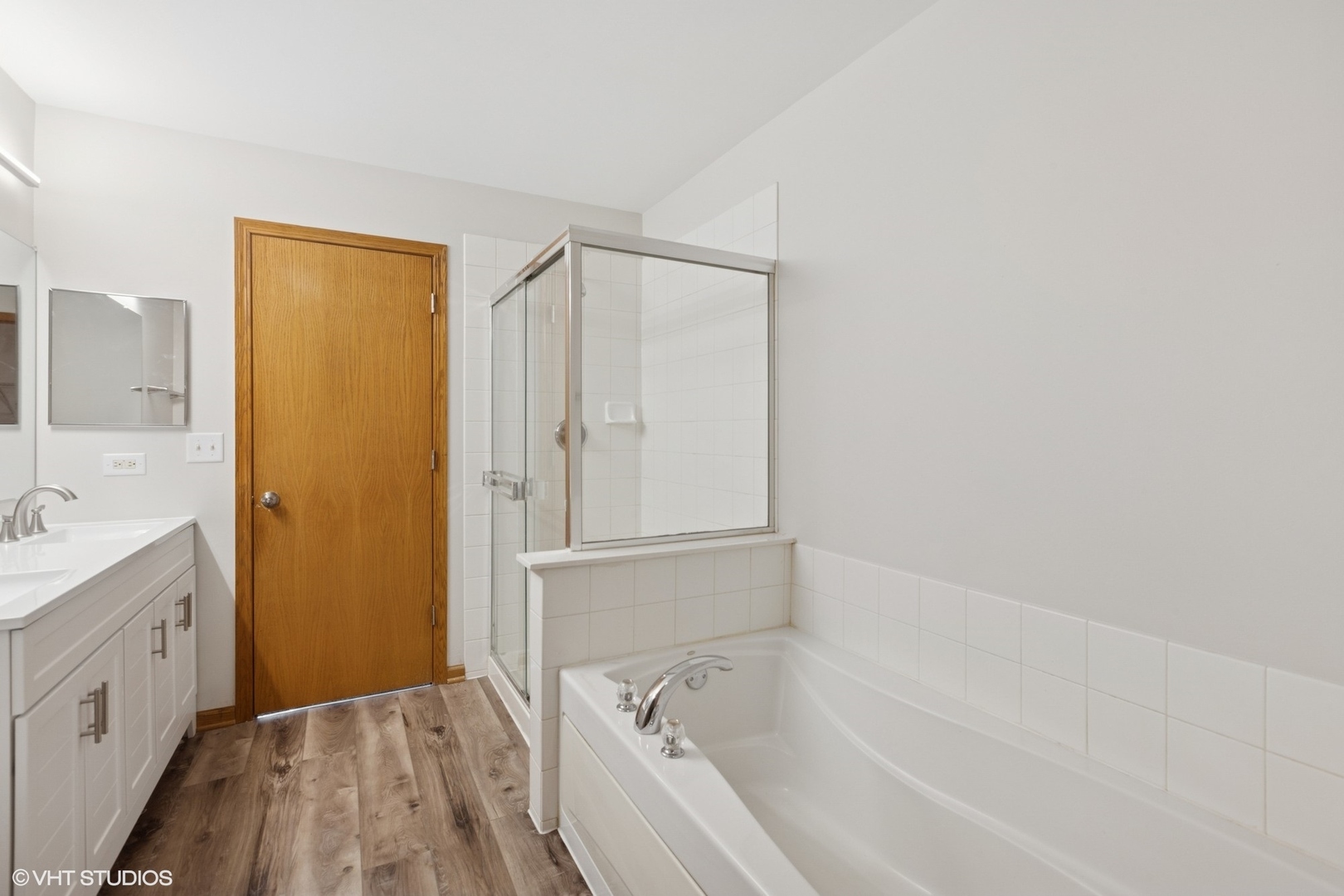 133 Springbrook Trail South Oswego, IL 60543 - Photo 15 of 29 a bathroom with a bathtub and a sink