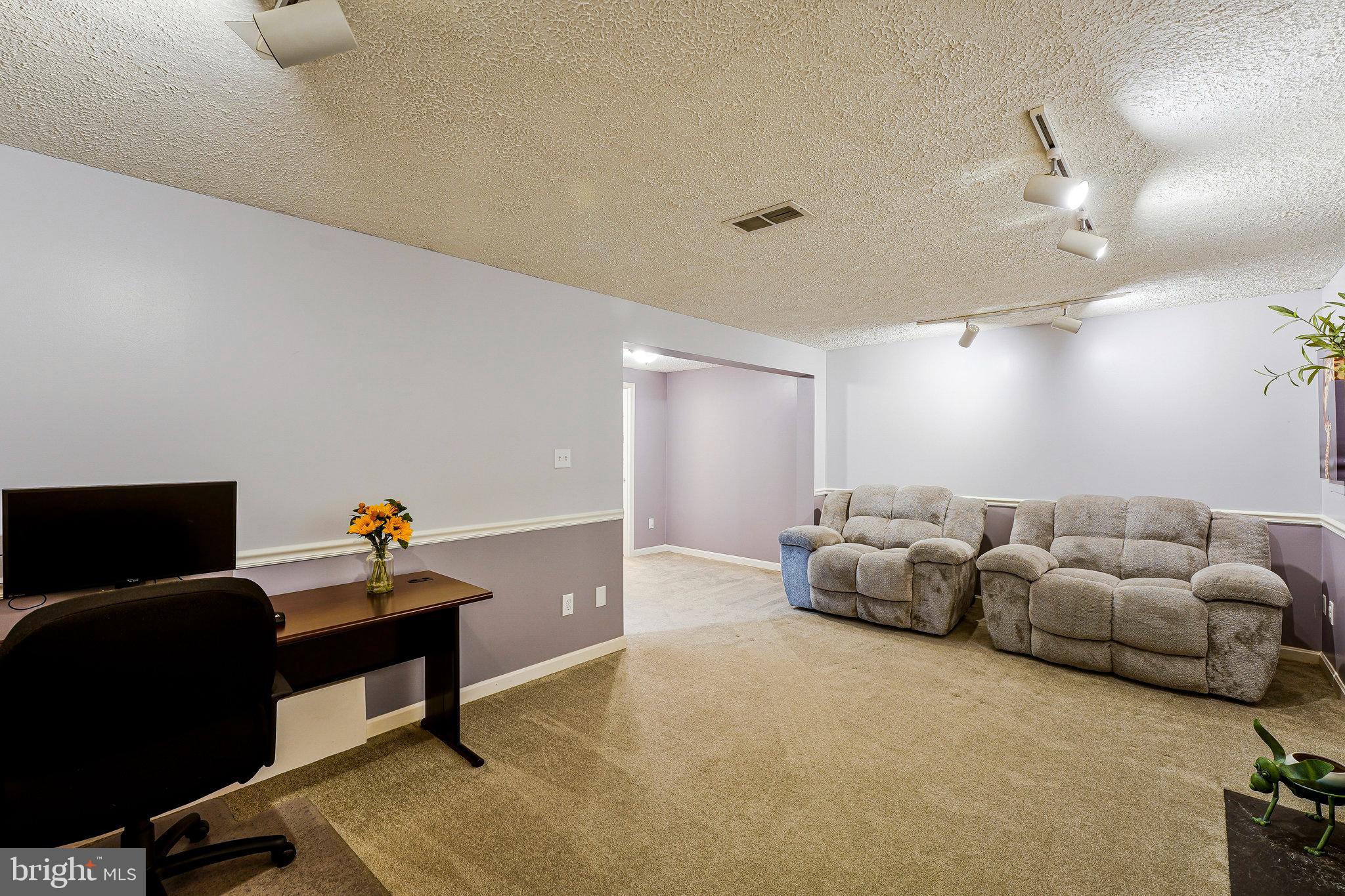 1085 Smartts Lane Northeast Leesburg, VA 20176 - Photo 27 of 38 a living room with furniture