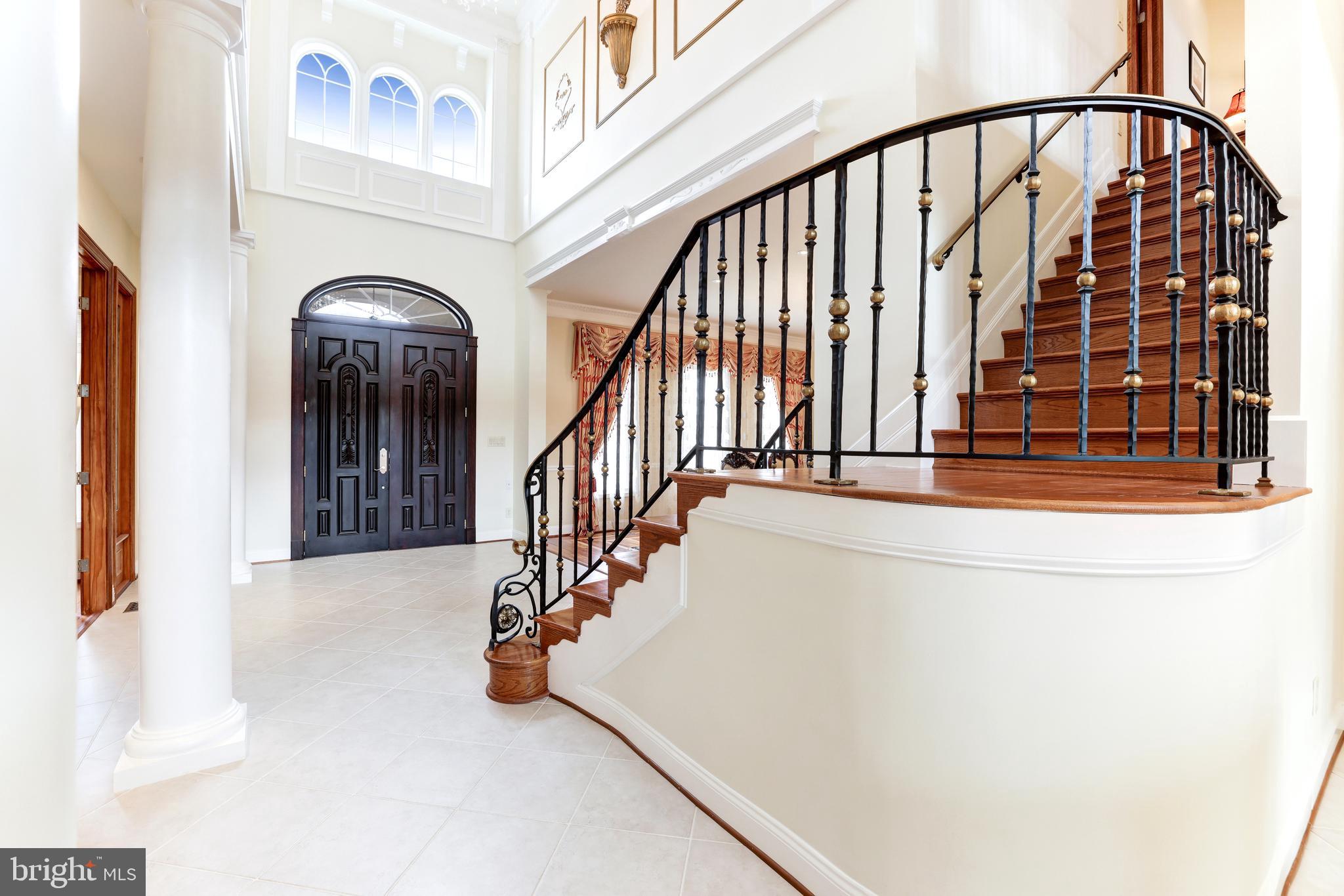 2909 Chain Bridge Road Oakton, VA 22124 - Photo 5 of 41 Foyer / Reception