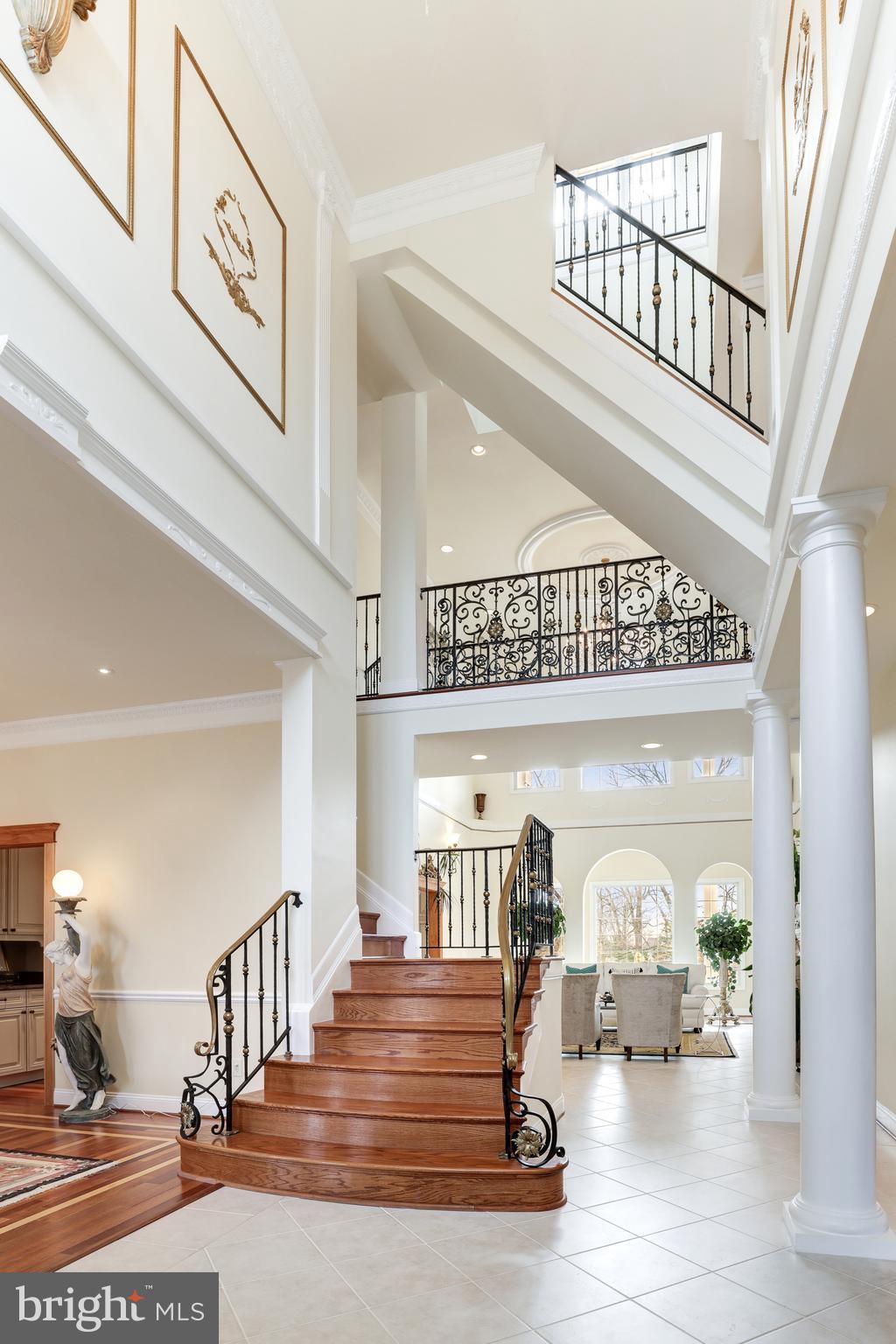 2909 Chain Bridge Road Oakton, VA 22124 - Photo 6 of 41 Foyer / Reception