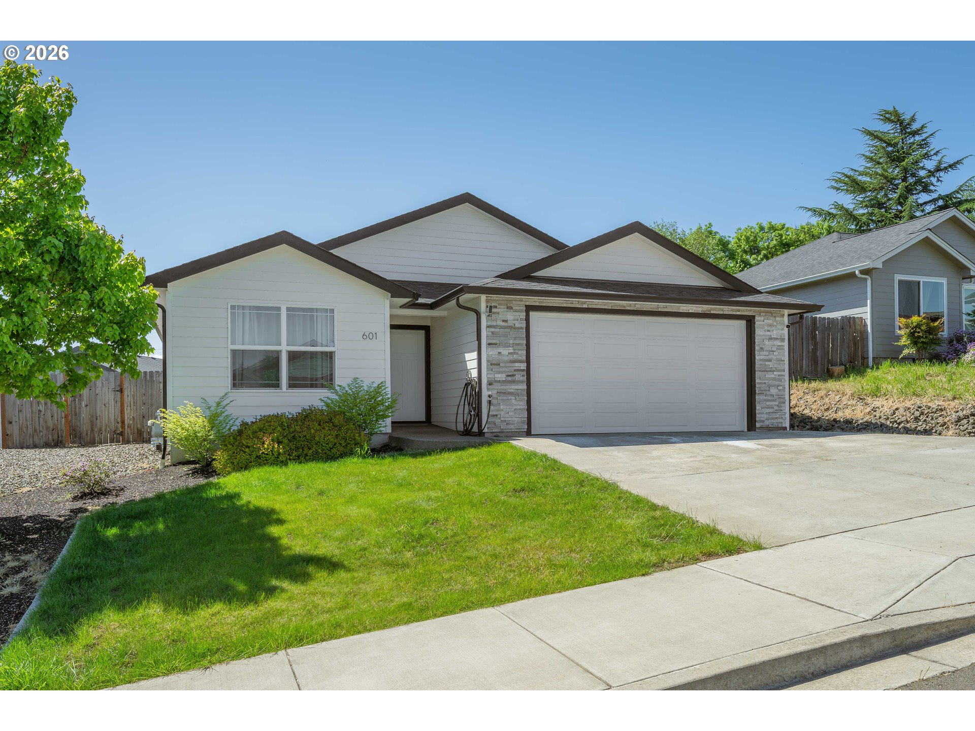 601 Southeast Rose Ridge Drive Winston, OR 97496 - Photo 2 of 40 a front view of a house with garden