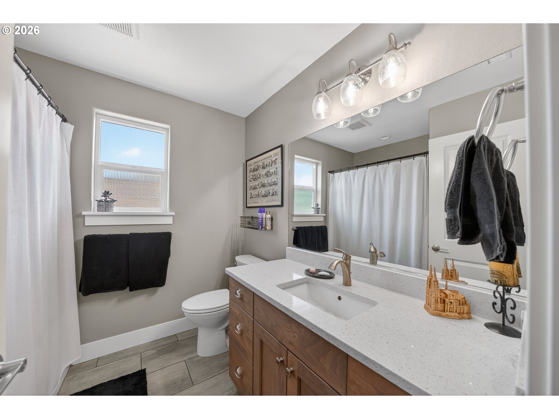 601 Southeast Rose Ridge Drive Winston, OR 97496 - Photo 22 of 40 a bathroom with a sink a toilet and a tub
