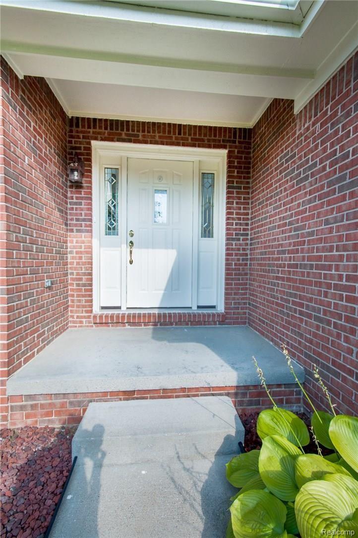 2825 Long Meadow Lane Rochester, MI 48307 - Photo 55 of 58 LongMeadowLn_2825_Front_07.jpg
