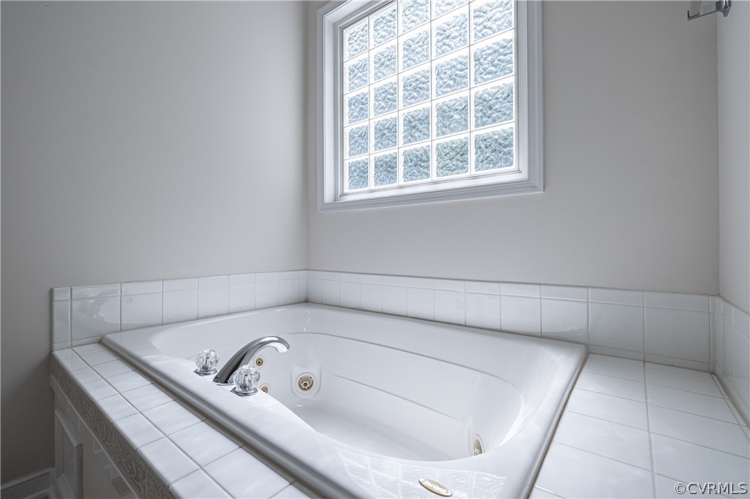125 Jesse's Way Farmville, VA 23901 - Photo 23 of 42 a bathroom with a bathtub