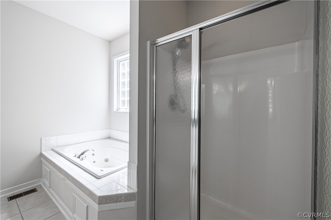 125 Jesse's Way Farmville, VA 23901 - Photo 24 of 42 a bathroom with a tub sink and mirror