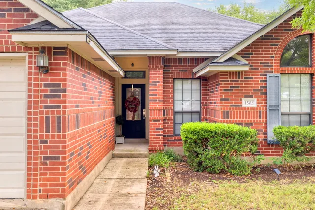 $2,150 | 1502 Oak Knoll Lane, Lockhart, TX 78644