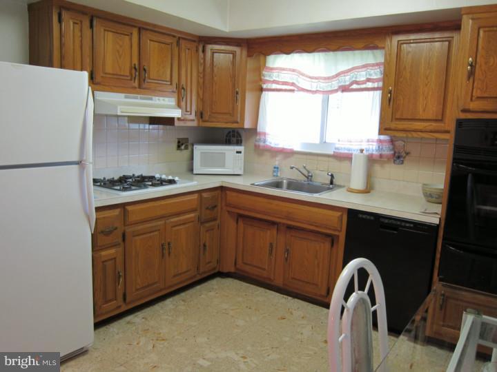 9948 Sandy Road Philadelphia, PA 19115 - Photo 7 of 18 Kitchen