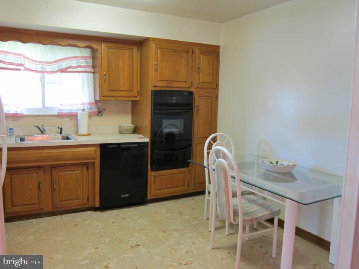 9948 Sandy Road Philadelphia, PA 19115 - Photo 8 of 18 Kitchen