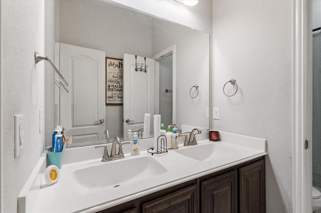 4209 Misty Ridge Street Mesquite, TX 75181 - Photo 16 of 40 a bathroom with a sink and a bathtub