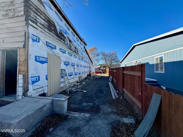 a view of a house with backyard