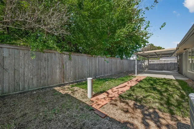 a view of a backyard