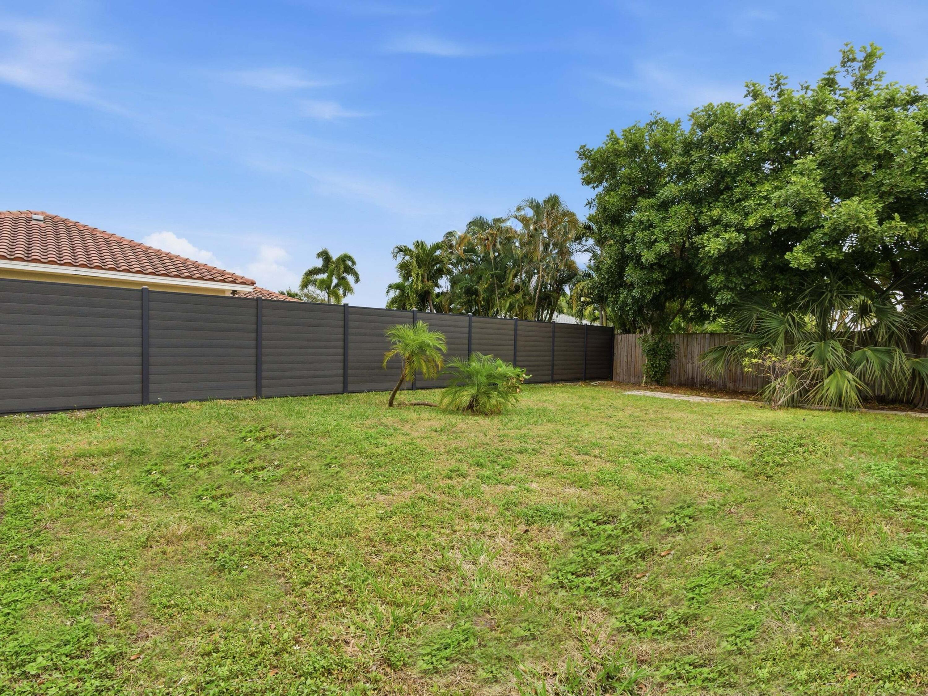 1921 Northeast 28th Court Lighthouse Point, FL 33064 - Photo 31 of 40 Yard