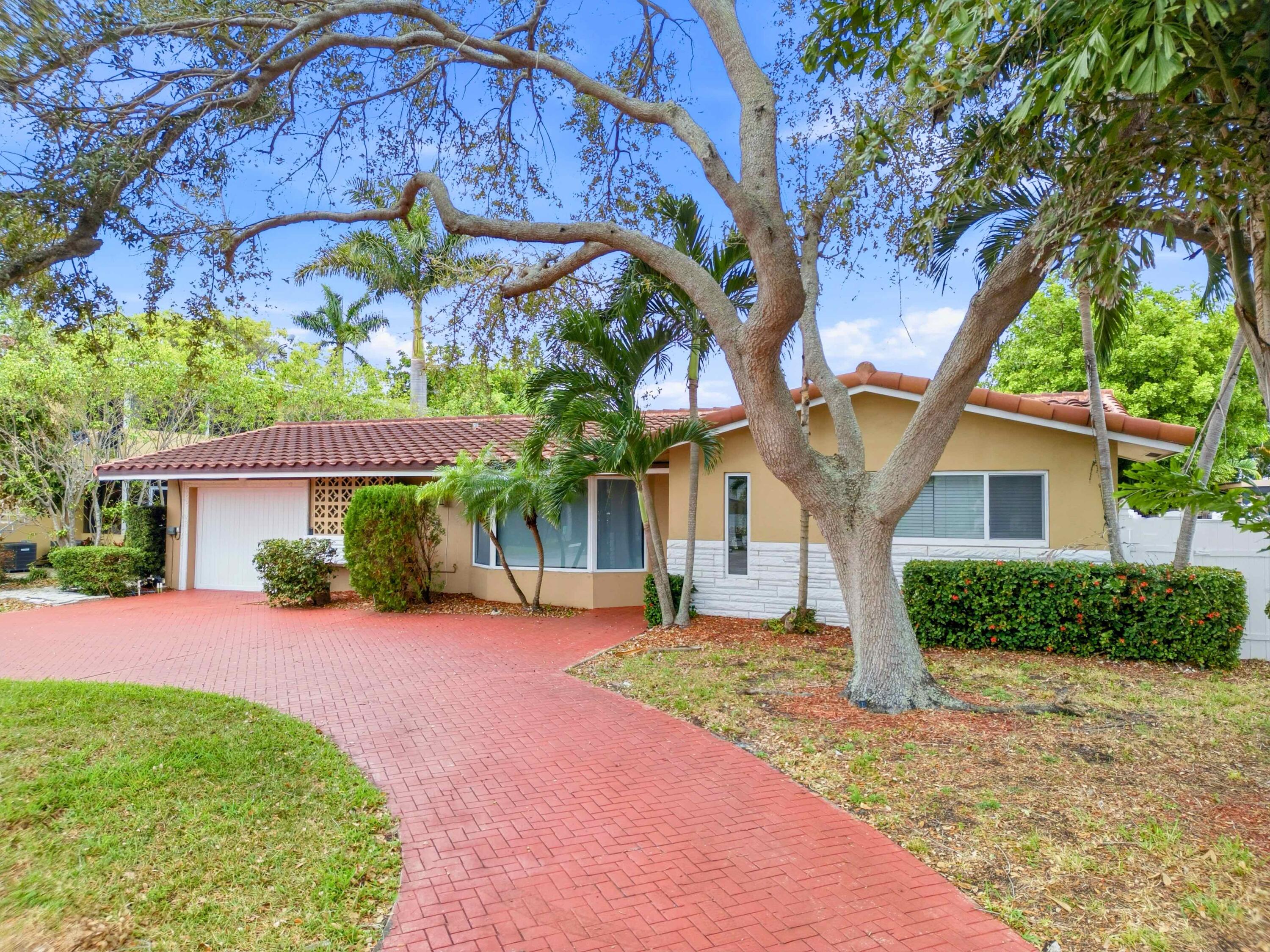 1921 Northeast 28th Court Lighthouse Point, FL 33064 - Photo 33 of 40 Front