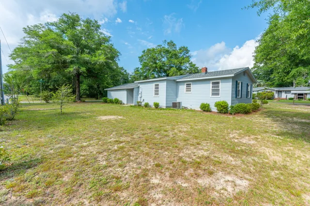 a view of a house with a yard