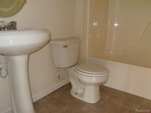 1108 Rial Lake Drive Howell, MI 48843 - Photo 4 of 19 1108 BATH.JPG