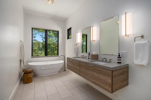 $1,575,000 | 2954 Peach Creek Court, Fennville, MI 49408