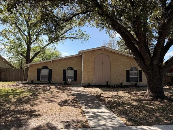 $2,150 | 829 Pinoak Drive, Grand Prairie, TX 75052