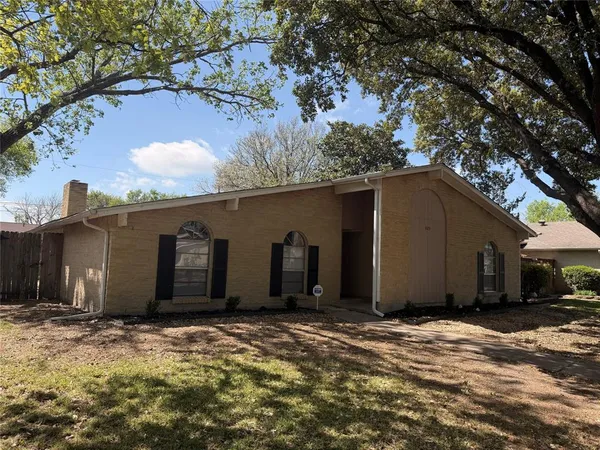 $2,150 | 829 Pinoak Drive, Grand Prairie, TX 75052