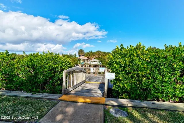 a view of a yard in front of house