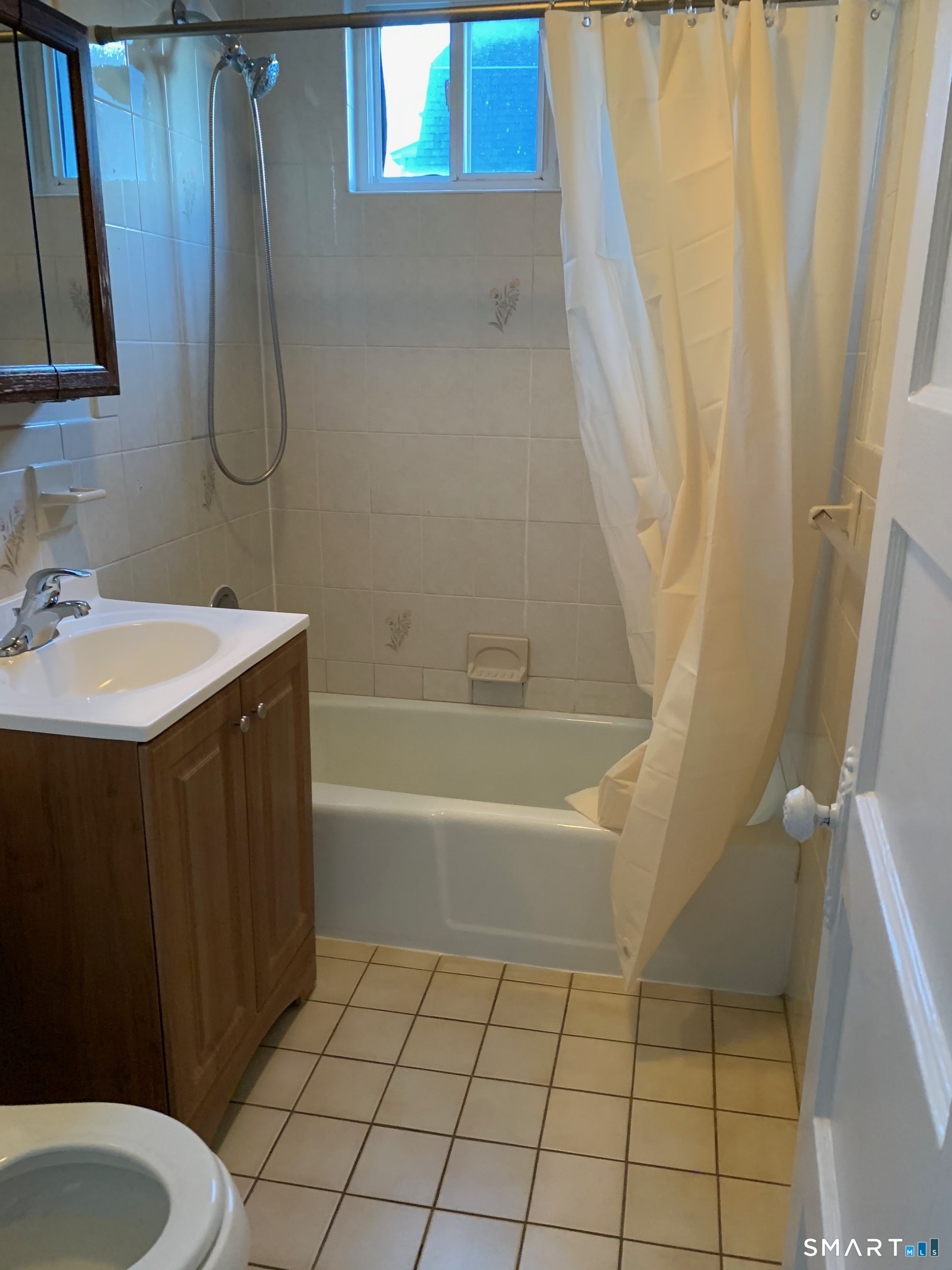 885 Grand Street Bridgeport, CT 06604 - Photo 37 of 40 a bathroom with a sink a toilet and a tub
