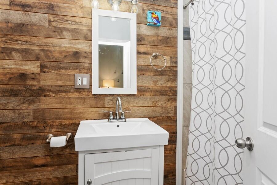 18743 Rose City Road New Buffalo, MI 49117 - Photo 10 of 17 10_18743RoseCityRd_13_PrimaryBathroom_Lo