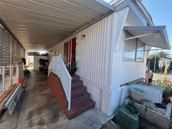 a view of entryway and hall