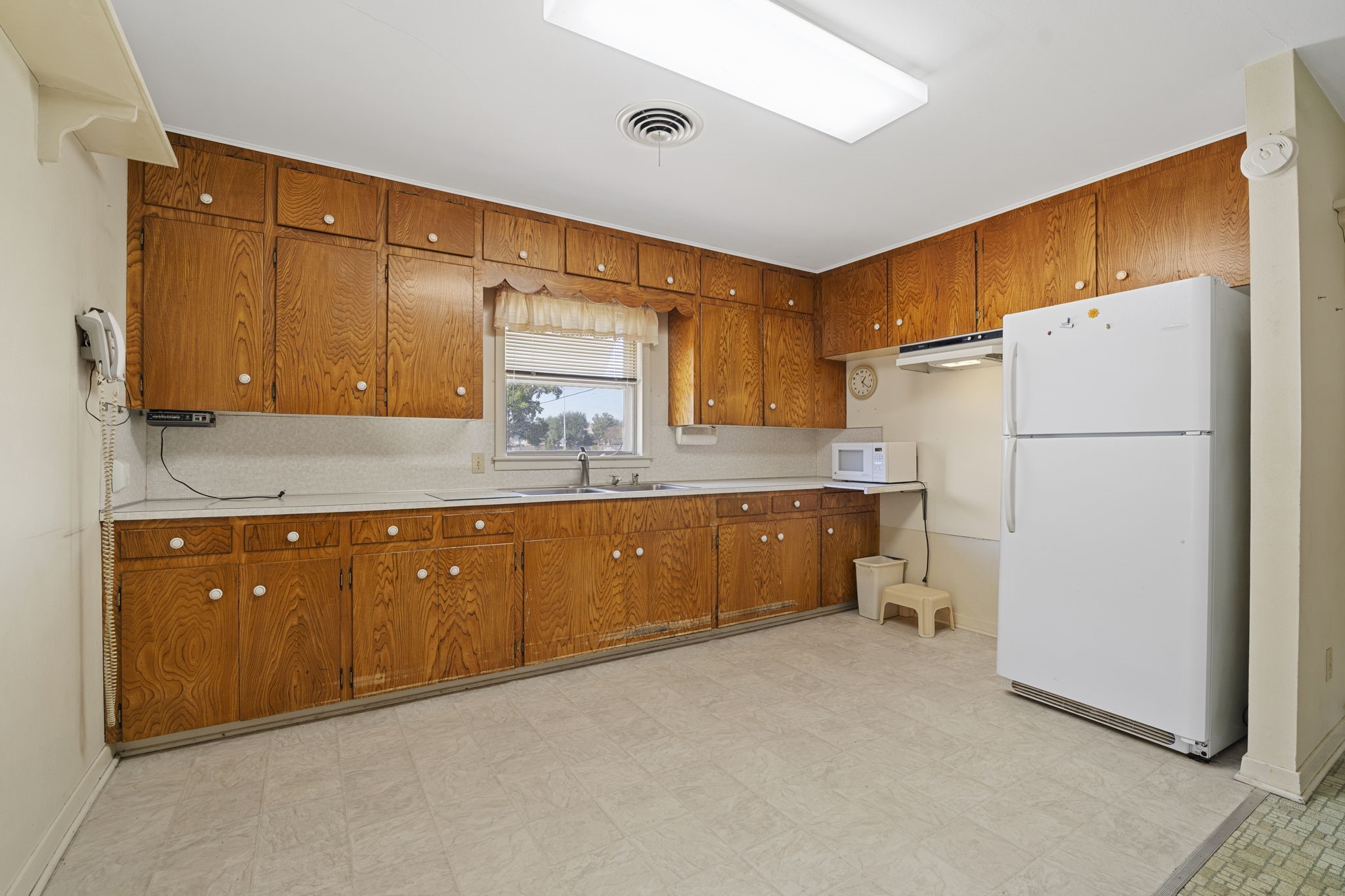 5418 Bryan Road Rosenberg, TX 77469 - Photo 19 of 49 a kitchen with sink a refrigerator and cabinets