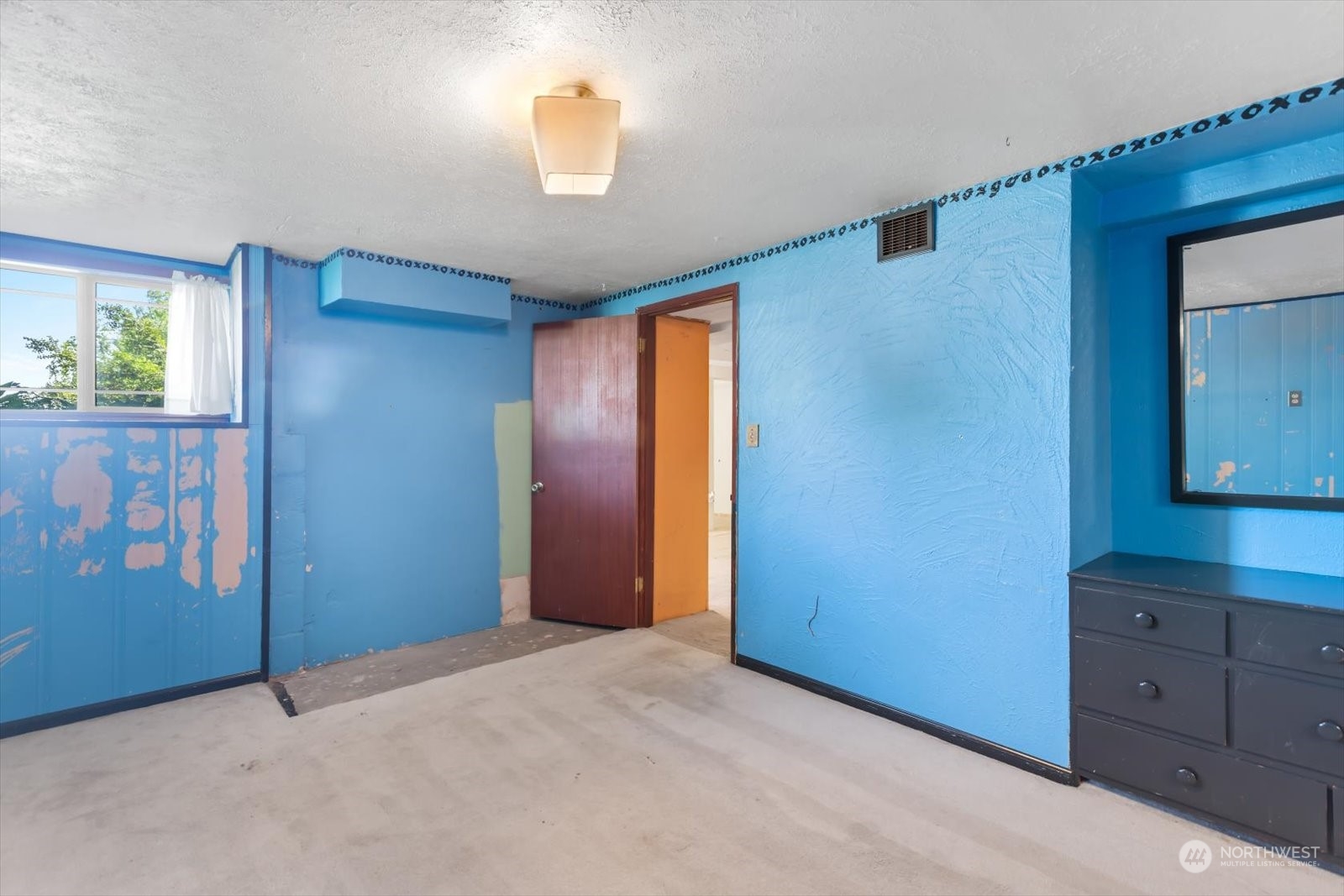1306 38th Street Everett, WA 98201 - Photo 26 of 37 a view of an empty room with a window