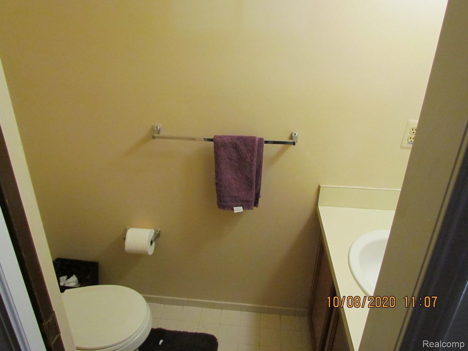 31646 Hoover Road Warren, MI 48093 - Photo 9 of 21 BATH HALF 1ST FLR.JPG
